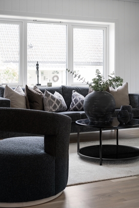 客厅黑色沙发茶几桌子静物摄影图片